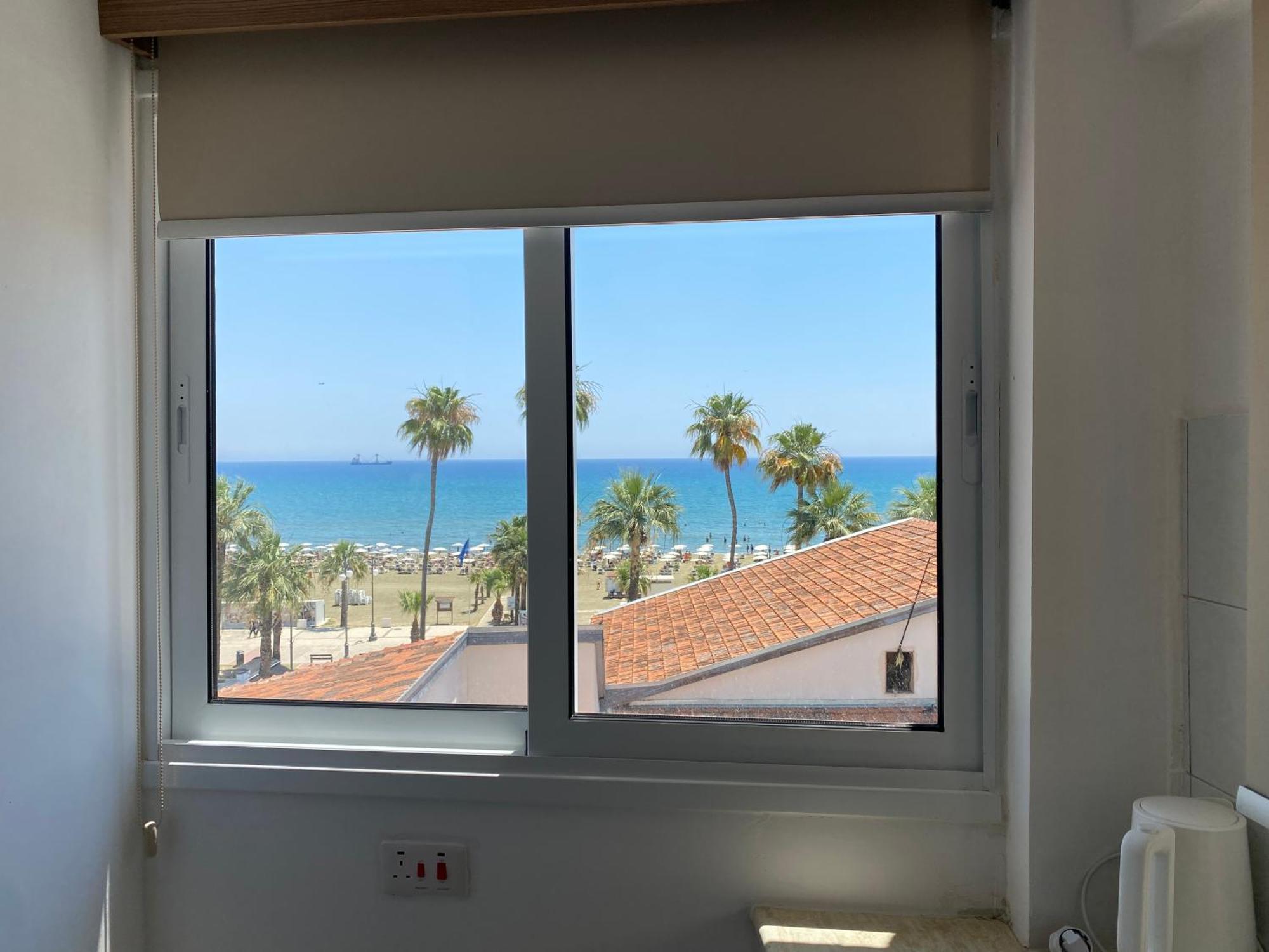 Larnaca Bay Suites Lárnaca Exterior foto