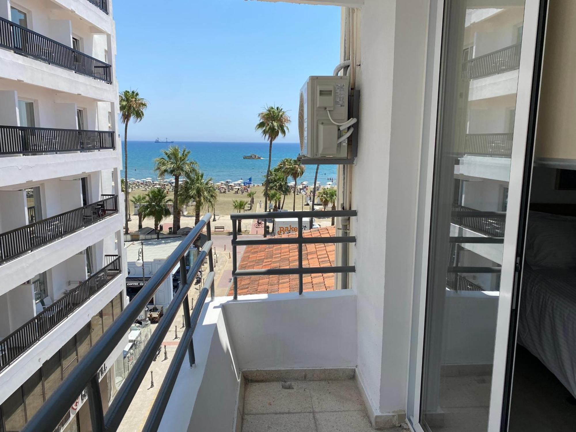 Larnaca Bay Suites Lárnaca Exterior foto